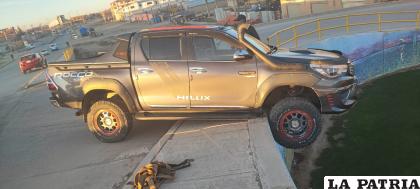 Ruedas delanteras quedaron pendientes en el paso a desnivel /Tránsito