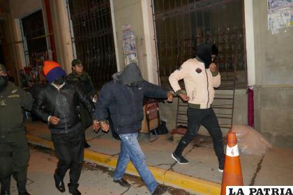Los tres implicados saliendo de su audiencia cautelar /LA PATRIA