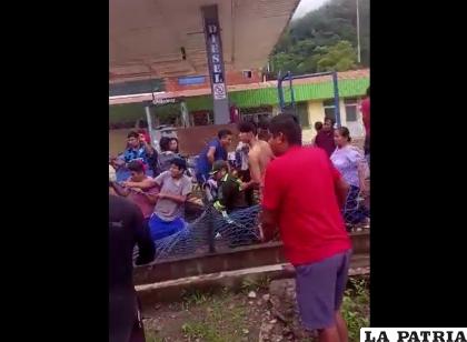 Pobladores tiran de una cuerda para rescatar a las personas que cayeron a un tanque de combustible /Erbol