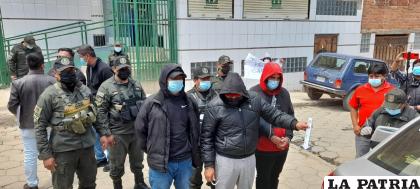 Los tres sindicados durante una inspección ocular /LA PATRIA