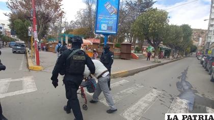 Uniformados ayudan al adolescente a cruzar de vereda /LA PATRIA