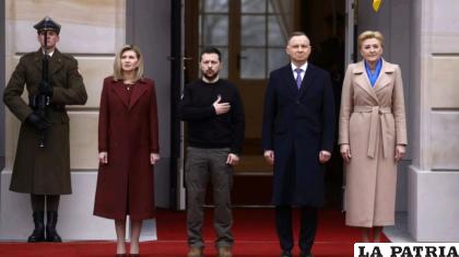 El presidente de Polonia, Andrzej Duda, y su esposa, reciben al presidente de Ucrania, Volodimir Zelenski, y a su esposa /AFP