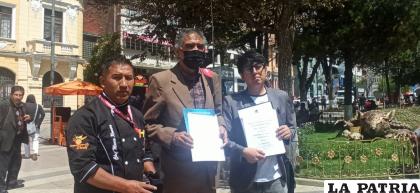 Miembros del CDC con el proyecto en manos /LA PATRIA 