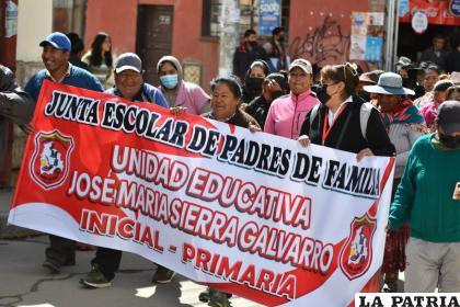 Los padres de familia salieron en marcha en apoyo de algunas demandas de los maestros /Emilio Castillo