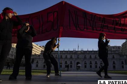 Algunos grupos de izquierda, como el feminista 8M se manifestaron en contra de leyes de seguridad 
/AP Foto/Esteban Felix
