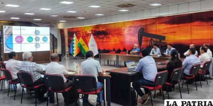 Reunión entre ejecutivos de YPFB y YPF de Argentina /ABI