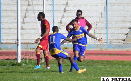 Ángel Bravo celebra el gol que anotó con su compañero Antonio de Amaro /LA PATRIA