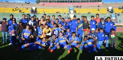 Jugadores de EM Huanuni con el trofeo de campeón del torneo Adecuación /LA PATRIA