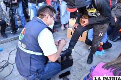 El defensor del Pueblo, Pedro Callisaya se encarga de lustrar los zapatos a un niño trabajador /DP