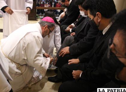 Monseñor Cristóbal Bialasik lavó los pies a los fieles /LA PATRIA
