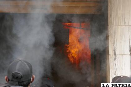 El fuego se expande dentro el edificio 