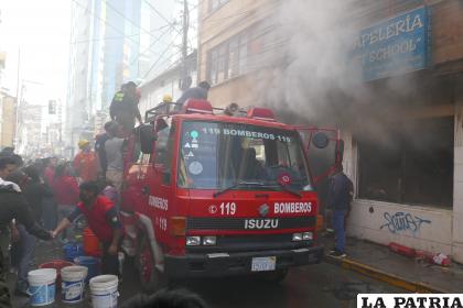 Carro de Bomberos en la escena del hecho