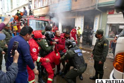 El sargento Ticona de Bomberos es socorrido a un hospital