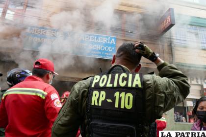 Distintas unidades de la Policía apoyaron a sofocar el incendio