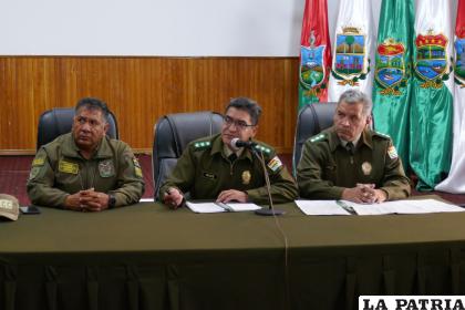Comandante Ríos (centro) informa los detalles del crimen 
/LA PATRIA