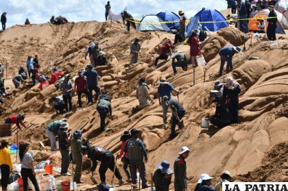 A pesar del intenso sol de mediodía, las delegaciones continuaron con el trabajo
