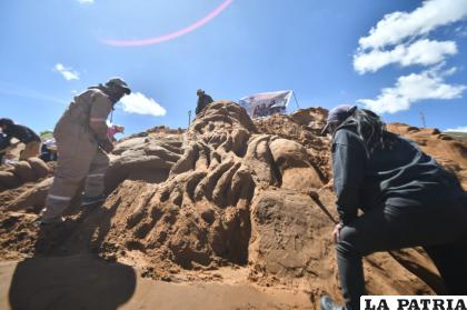 Por momentos el sol llegó fuerte sobre las espaldas de los artistas