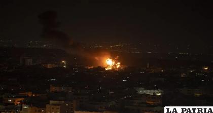 Una columna de fuego y humo, se elevan al cielo durante un ataque aéreo nocturno israelí /AP