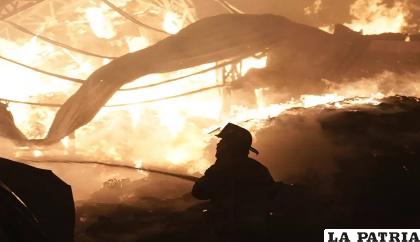 Un bombero trabaja en la extinción de un incendio en la Central de Abasto /AP
