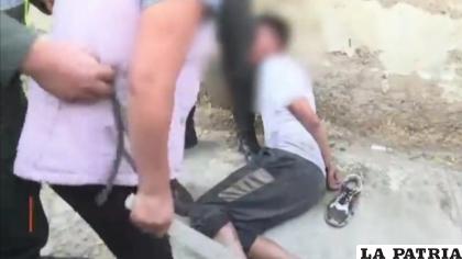 Vecinos agredieron al criminal sexual /Captura de video
