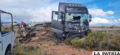 Imagen del fatal accidente en la ruta Oruro-Pisiga /LA PATRIA
