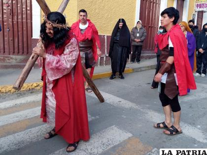 Viacrucis Juvenil revivió el sufrimiento de Jesús / DI?CESIS