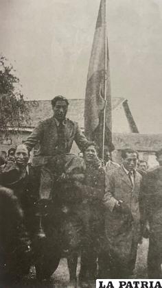 Juan Lechín Oquendo es llevado en brazos por los trabajadores /JLO