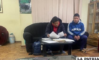 El agresor (der.) en la audiencia de medidas cautelares /cortesía