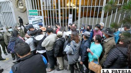Largas filas en el Banco Central de Bolivia para la compra de dólares /ANF