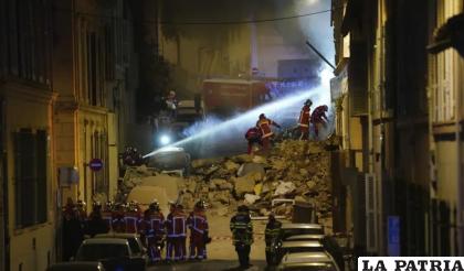 Los bomberos trabajan tras el derrumbe de un edificio el domingo 9 de abril de 2023 en Marsella /AP
