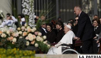 El Papa Francisco llega en una silla de ruedas en la Plaza de San Pedro en el Vaticano, donde celebró la misa del Domingo de Resurrección /AP