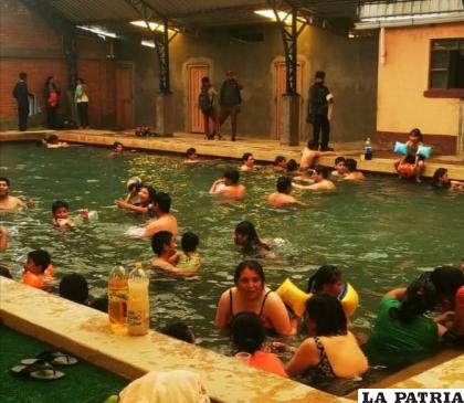 Familias enteras disfrutaron de las aguas termales de Castillo Huma /LA PATRIA