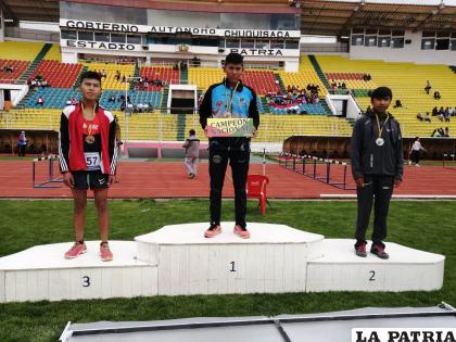 Santos (centro) logró dos podios en el nacional de atletismo /LA PATRIA