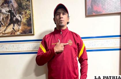 Jhonny Serrudo ya se puso la casaca de CDT Real Oruro /LA PATRIA