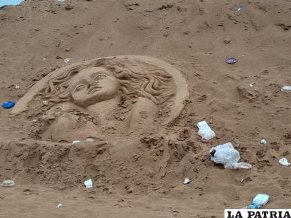 La basura estaba incluso en las esculturas de arena /LA PATRIA 