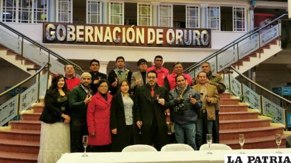 Algunos de los consejeros junto con autoridades luego de la acreditación /LA PATRIA 