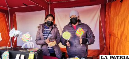 Integrantes de la Fedemype muestran sus productos en la Av. 6 de Agosto /LA PATRIA