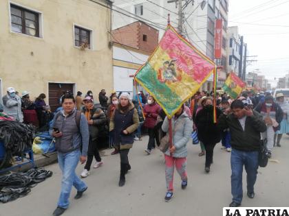 Comerciantes del Mercado Bolívar rechazan a vendedores ambulantes /LA PATRIA