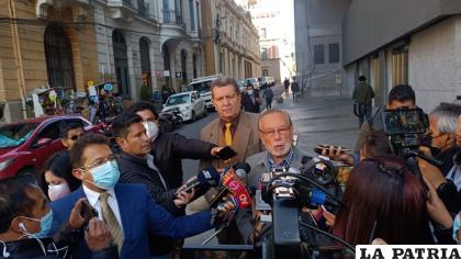 El miembro de los Juristas Independientes, Juan del Granado, en contacto con la prensa /LA PATRIA
