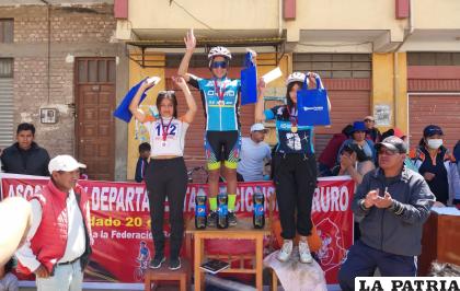 Las ganadoras de la categoría Sub-15 /LA PATRIA