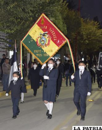 Los mejores alumnos fueron los encargados de abrir el desfile 