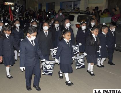Los más pequeños mostraron mucho orden en las filas 