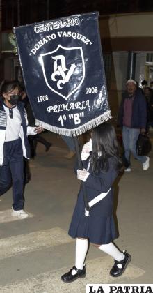 La abanderada del Primero B encabezó su curso