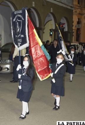 La tricolor boliviana también ondeó en el desfile del Donato Vásquez 