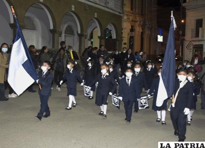 Los colores del colegio resaltaron en el desfile 
