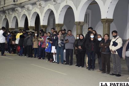 Padres de familia y otras personas se dieron cita para presenciar el paso de los niños 
