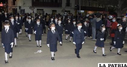 Cada alumno portó el uniforme característico del colegio
