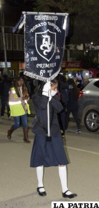 Abanderada del Sexto D dirigió al último curso