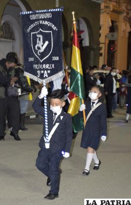 Estudiantes portaron muy orgullosos los estandartes y banderas 