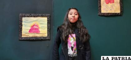 Emily Quispe muestra una de sus obras /LA PATRIA